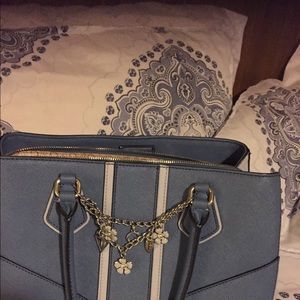 A guess purse
